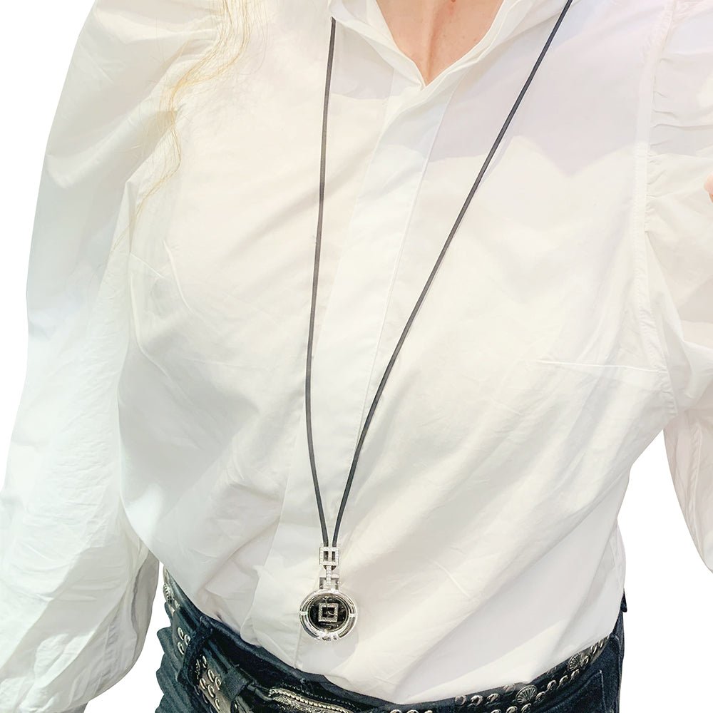 Montre Pendentif CHAUMET "Anneau" en or blanc et diamants - Castafiore