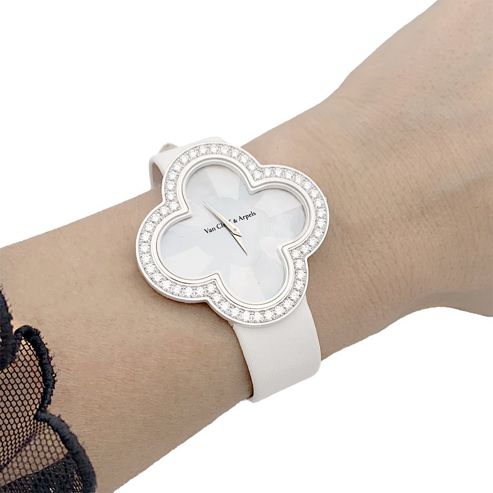 Montre Van Cleef & Arpels, "Alhambra", or blanc, diamants. - Castafiore