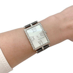 Montre VAN CLEEF & ARPELS "Classique Arpels" en or blanc, diamants, nacre et satin - Castafiore