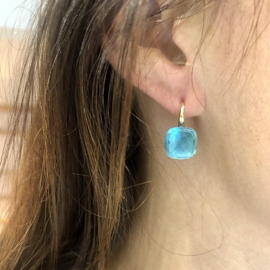 Paire de boucles d'oreilles de la maison Pomellato modéle Nudo en Topaze Bleue - Castafiore