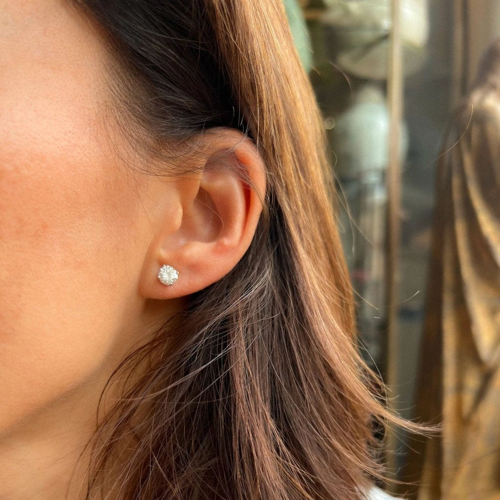 Paire de puce en diamant sur or gris 4 griffes - Castafiore