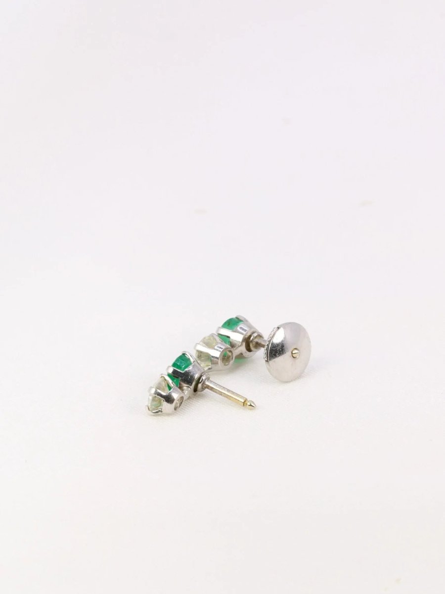 Paire de puces d'oreilles vintage en or blanc, diamants et émeraudes - Castafiore