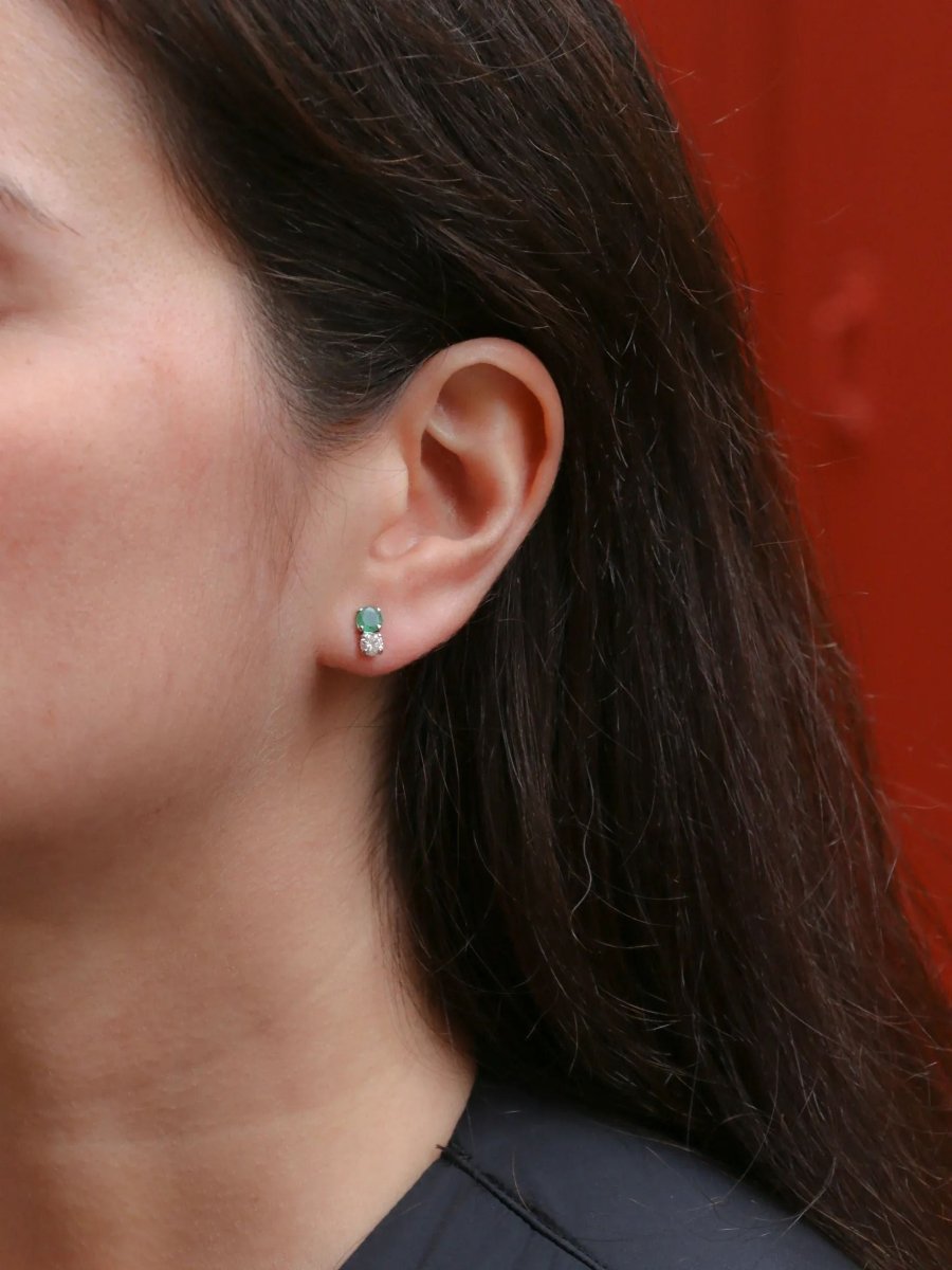 Paire de puces d'oreilles vintage en or blanc, diamants et émeraudes - Castafiore