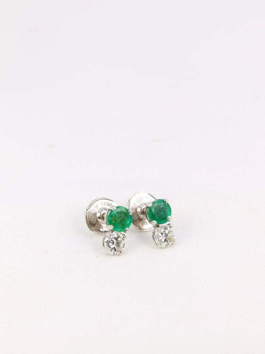 Paire de puces d'oreilles vintage en or blanc, diamants et émeraudes - Castafiore