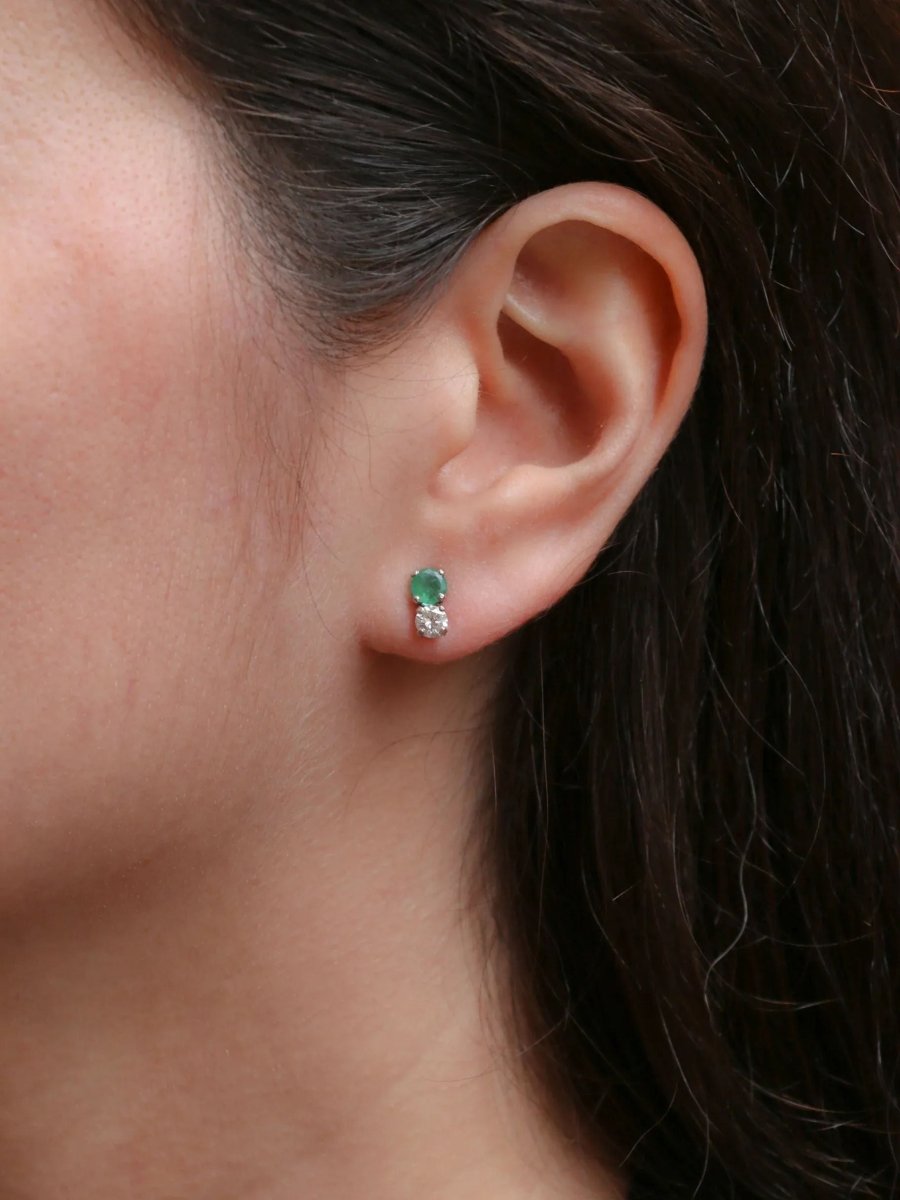 Paire de puces d'oreilles vintage en or blanc, diamants et émeraudes - Castafiore