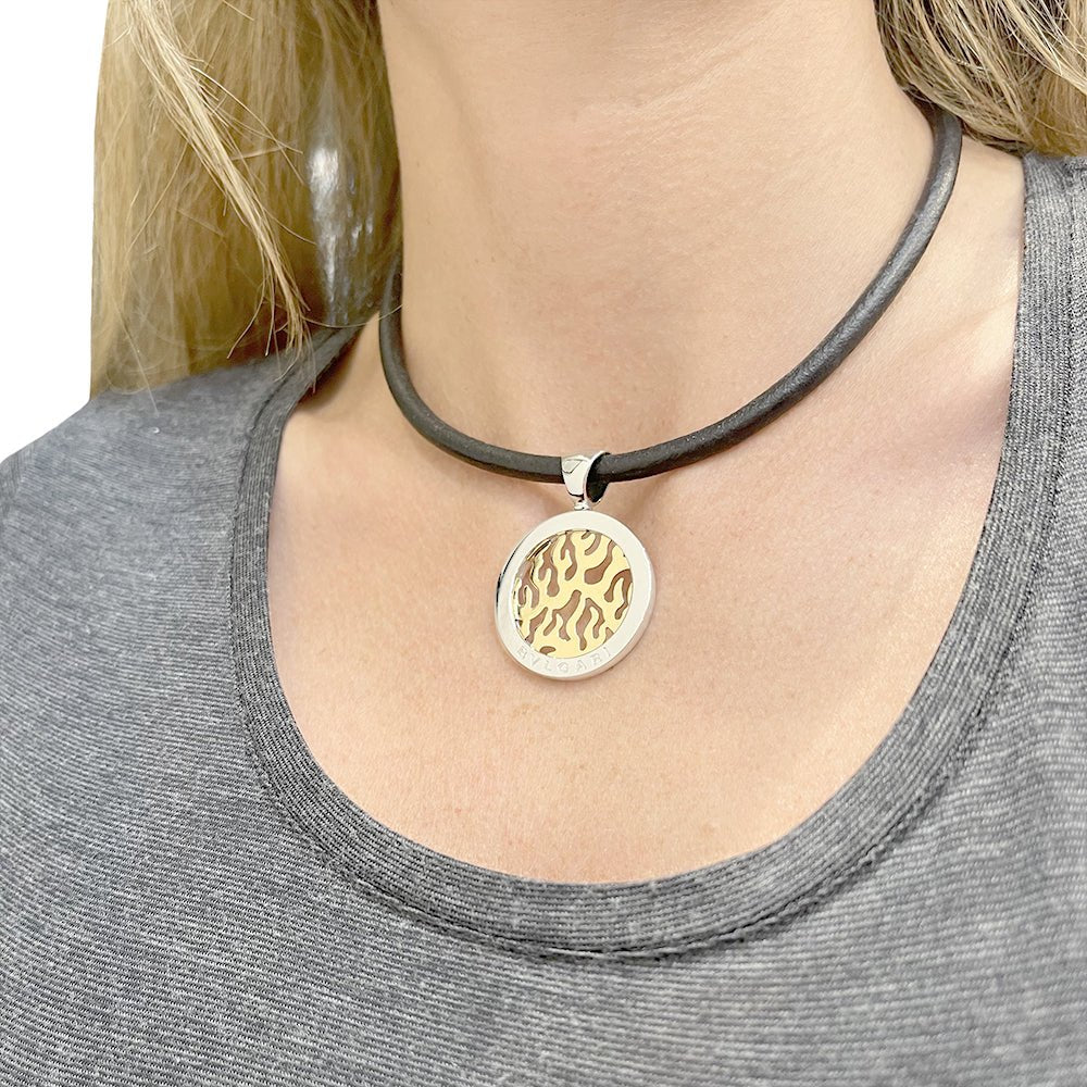 Pendentif Bulgari, "Tondo Fire", acier, or jaune - Castafiore