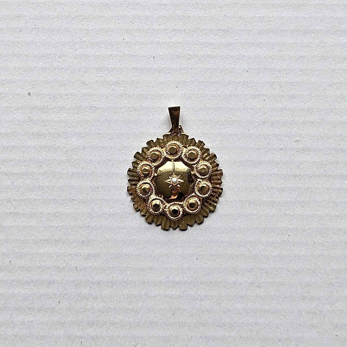 Pendentif forme ronde motif tourbillon et perle - Castafiore