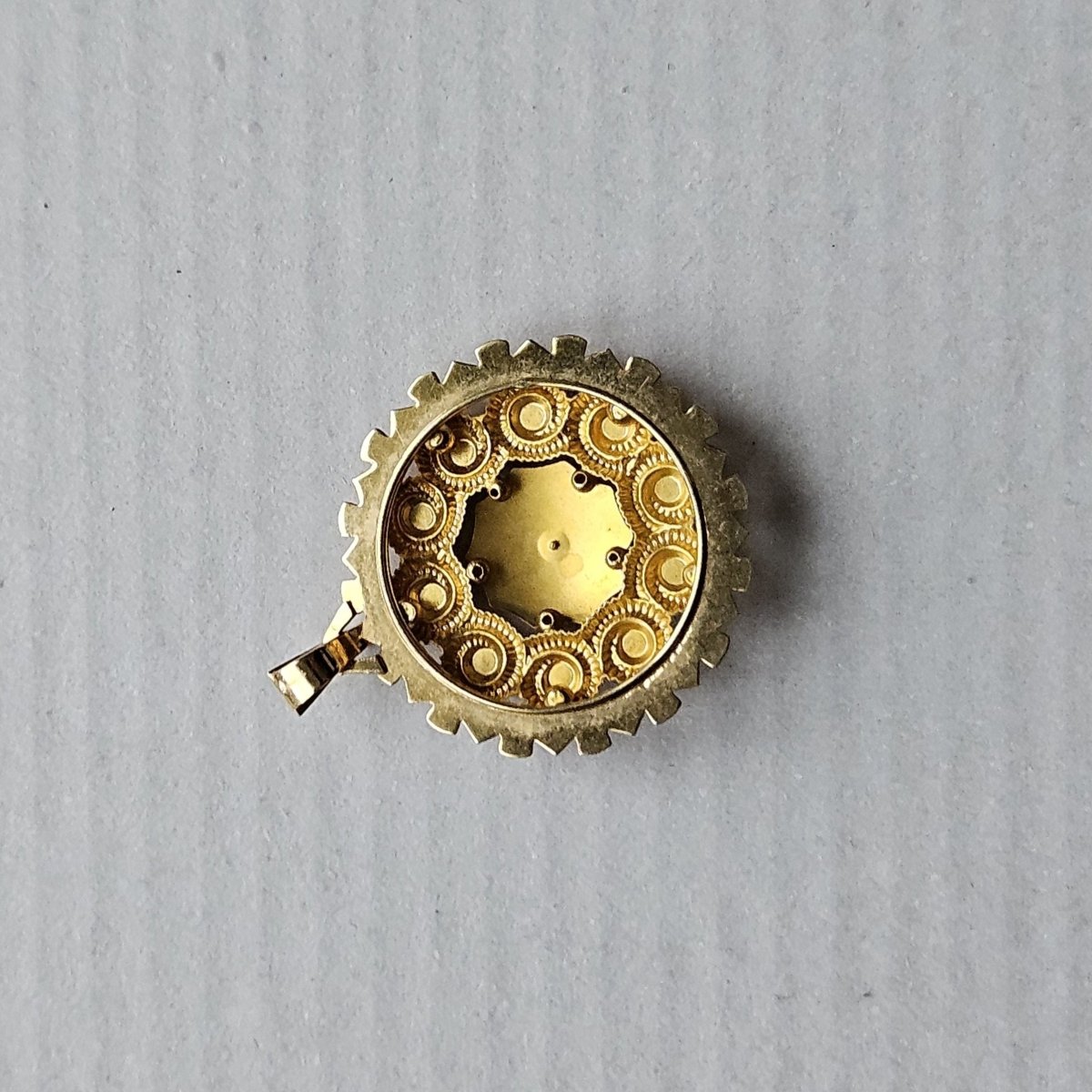 Pendentif forme ronde motif tourbillon et perle - Castafiore