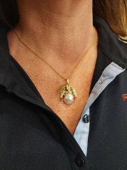 Pendentif perle baroque en or jaune et diamants - Castafiore