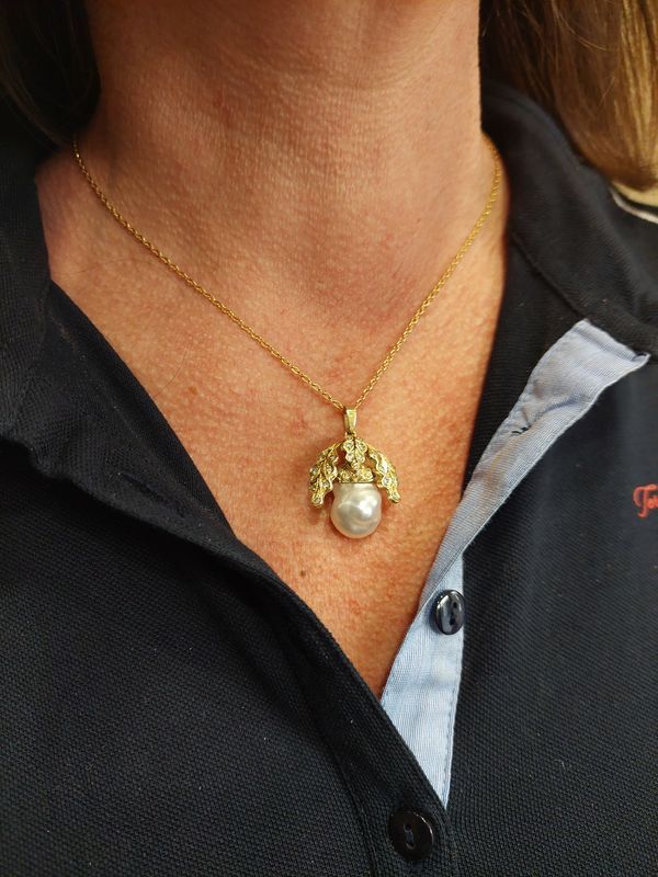 Pendentif perle baroque en or jaune et diamants - Castafiore