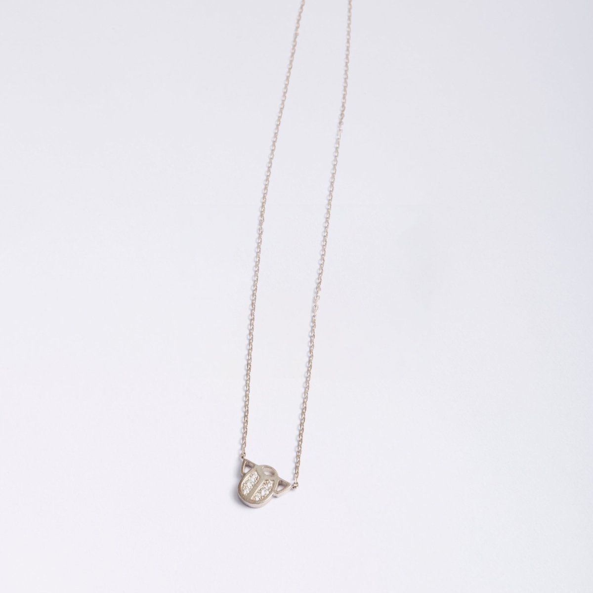 Pendentif scarabée CARTIER or blanc et diamants avec sa chaîne - Castafiore