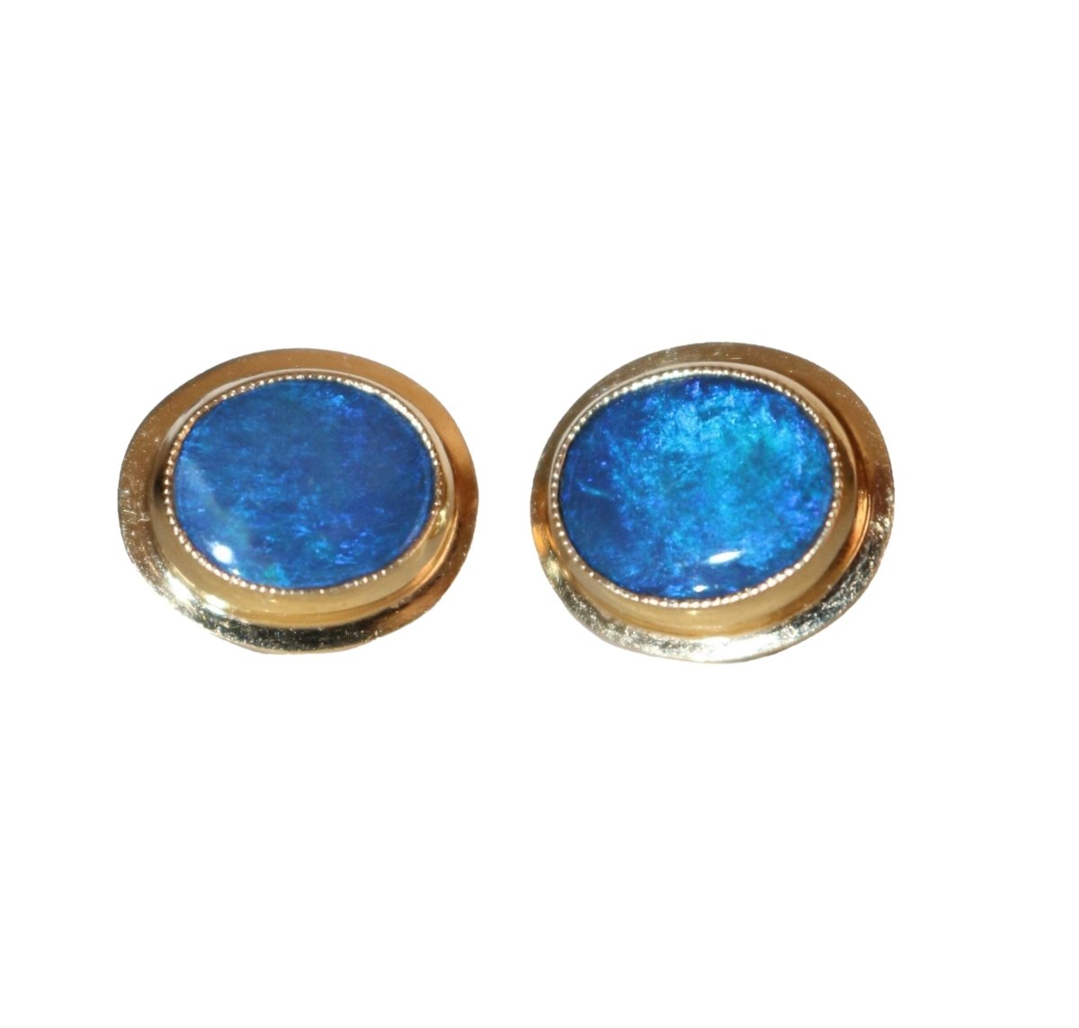 Puces d'oreilles serties d'opales noires en or jaune - Castafiore