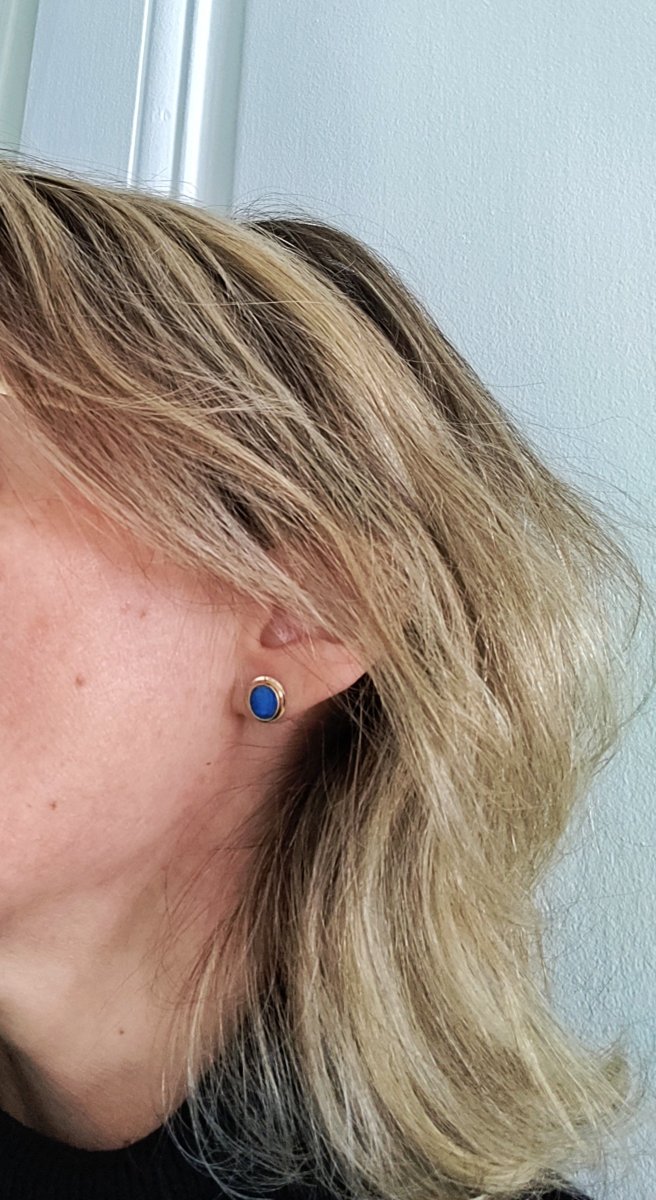 Puces d'oreilles serties d'opales noires en or jaune - Castafiore