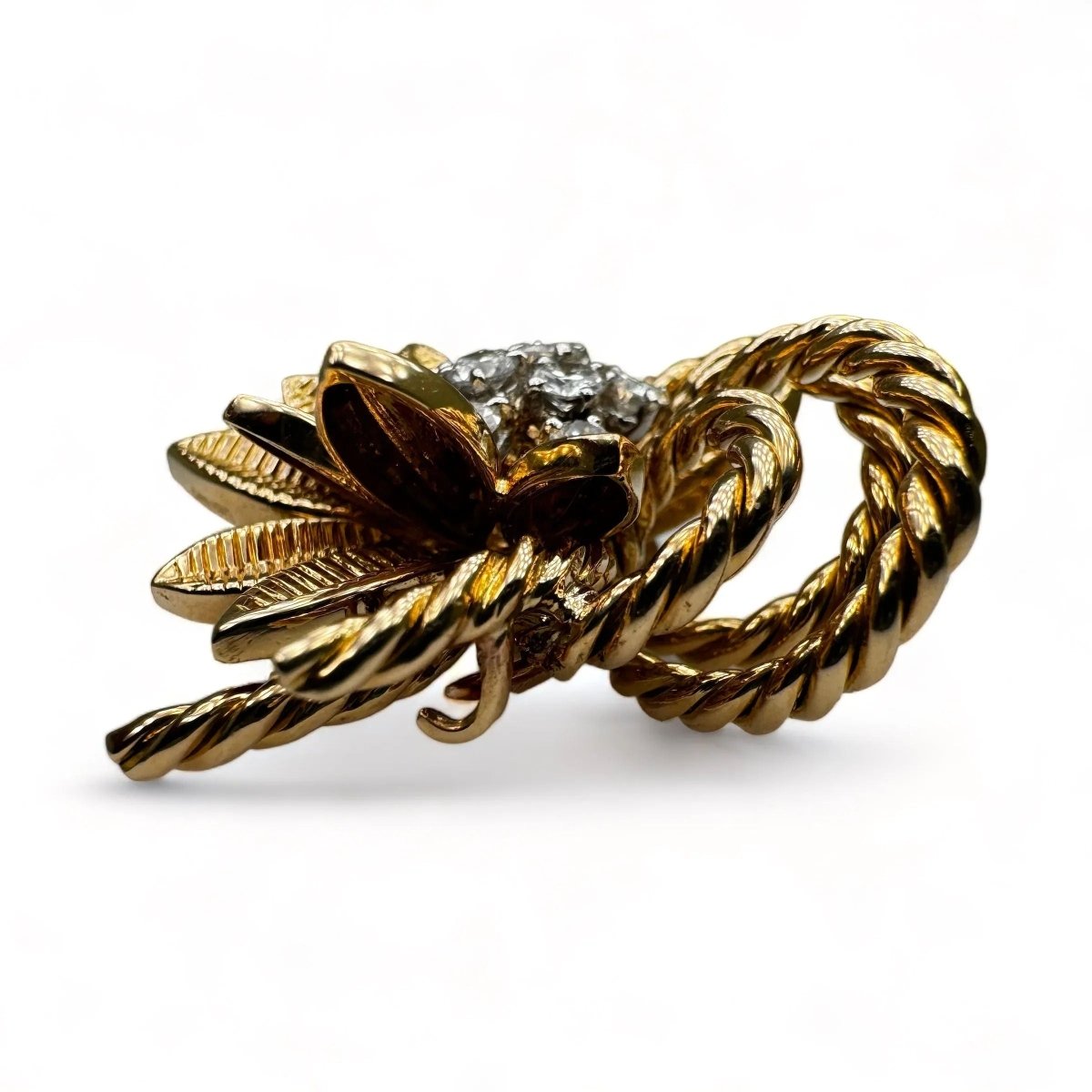 REGNER Broche - clip fleur en or et platine serti de diamants. - Castafiore