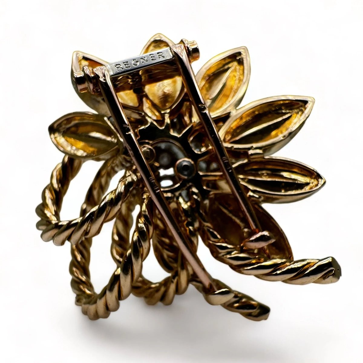 REGNER Broche - clip fleur en or et platine serti de diamants. - Castafiore