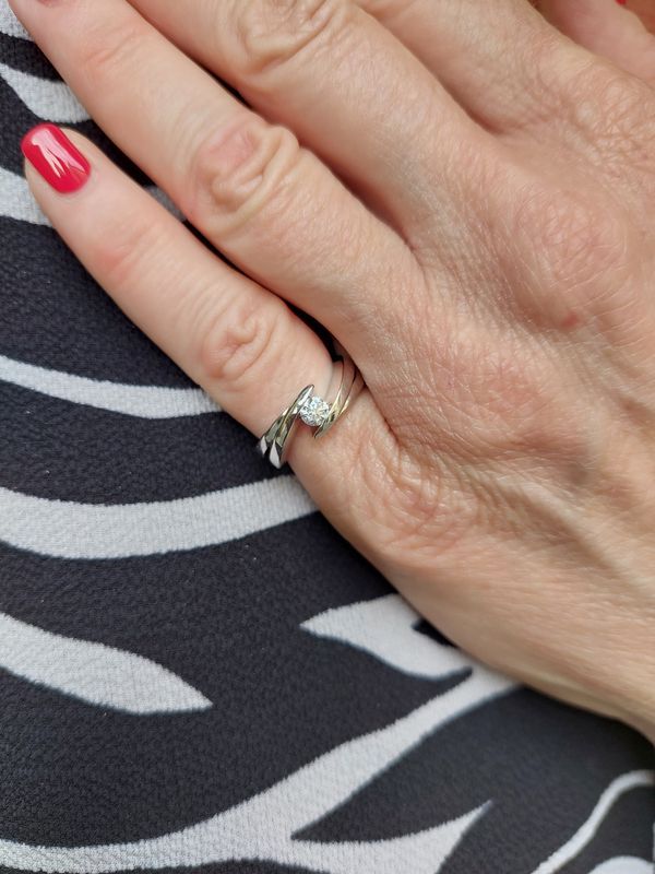 Solitaire moderne en or blanc et diamant - Castafiore